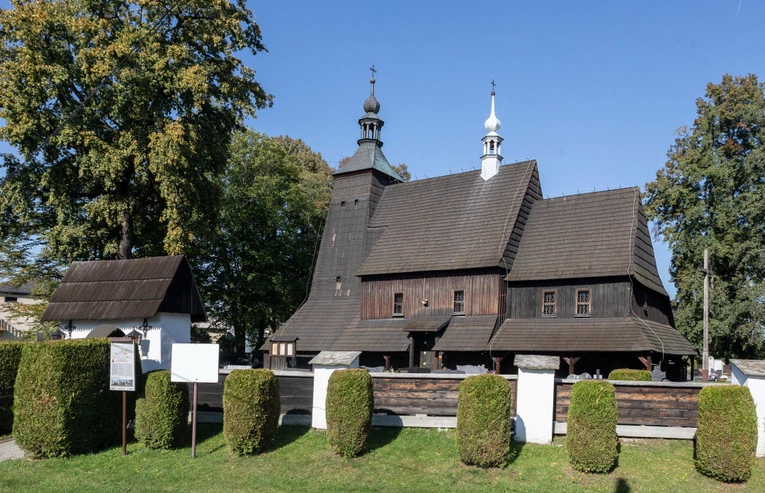 Szlakiem drewnianych kościołów. Z wizytą w Grzawie