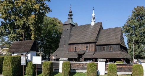 Szlakiem drewnianych kościołów. Z wizytą w Grzawie