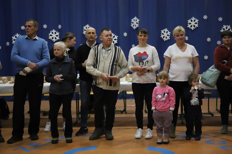 Dla podopiecznych Fundacji Niebo Otwarte takie spotkania są namiastką, a często zastępstwem prawdziwego wigilijnego stołu.