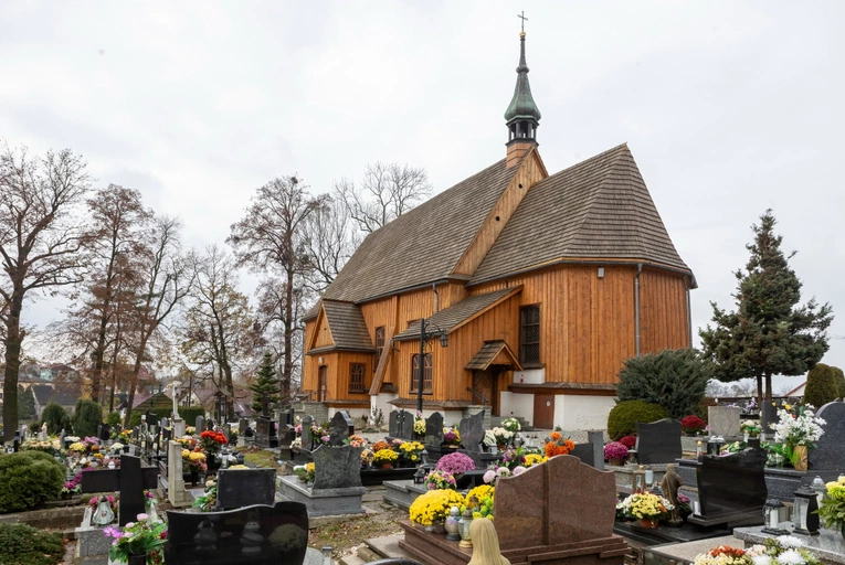 Szlakiem drewnianych kościołów. W Łące, u św. Mikołaja