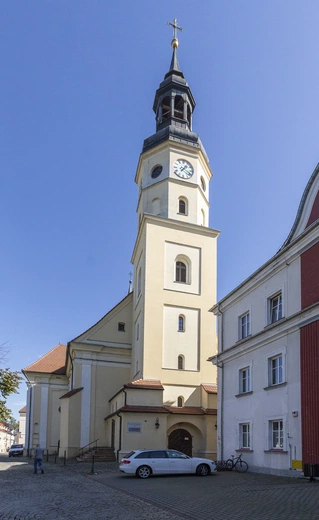 Wszyscy święci balują w niebie.  Z wizytą w kościele Wszystkich Świętych  w Pszczynie