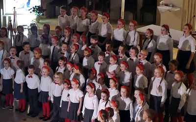 Uczniowie katolickiej szkoły nagrali świąteczną piosenkę [WIDEO]