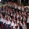 Uczniowie katolickiej szkoły nagrali świąteczną piosenkę [WIDEO]