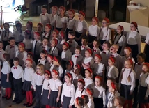 Uczniowie katolickiej szkoły nagrali świąteczną piosenkę [WIDEO]