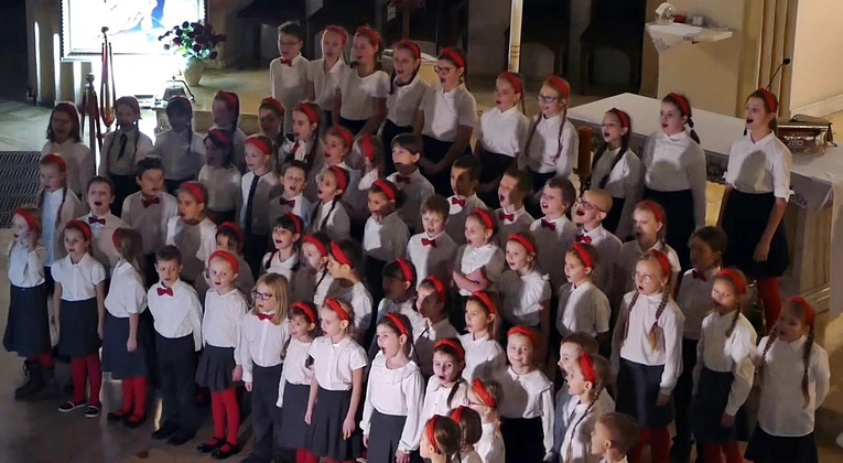 Uczniowie katolickiej szkoły nagrali świąteczną piosenkę [WIDEO]