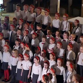 Uczniowie katolickiej szkoły nagrali świąteczną piosenkę [WIDEO]