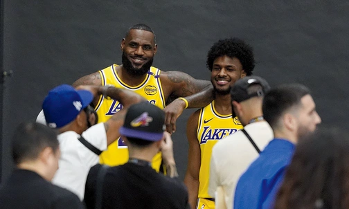 LeBron James i Bronny James pozują fotoreporterom przed rozpoczęciem sezonu