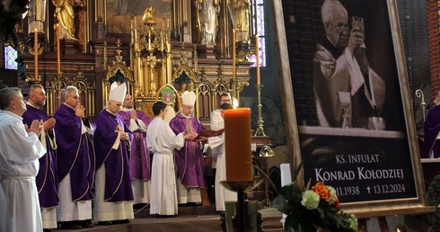 Msza pogrzebowa ks. inf. Konrada Kołodzieja 