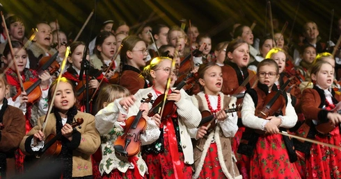 Choinka pod oknem papieskim rozświetlona