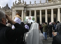 Papież: błogosławmy mamy i wysławiajmy Boga za cud życia