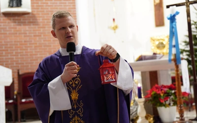 Betlejemskie Światło Pokoju. Gromadzi i zachęca, by nieść je dalej