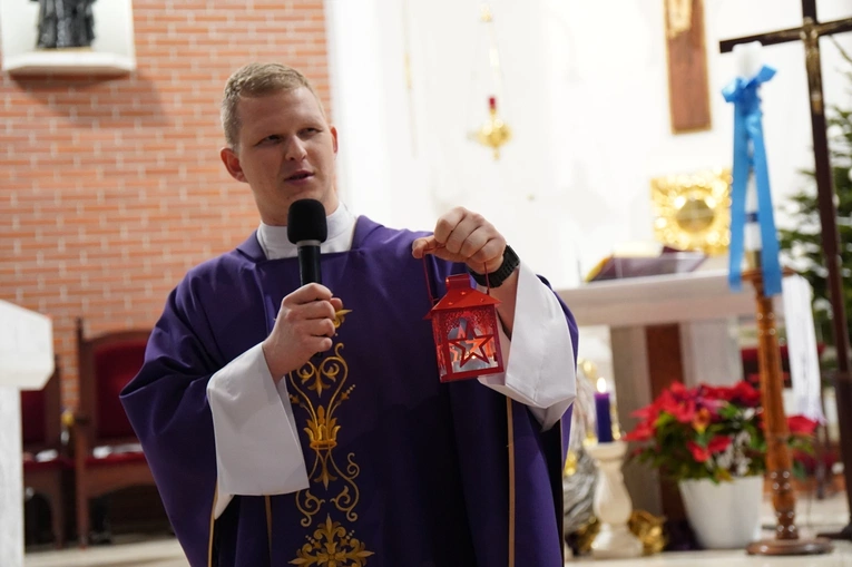 Betlejemskie Światło Pokoju. Gromadzi i zachęca, by nieść je dalej