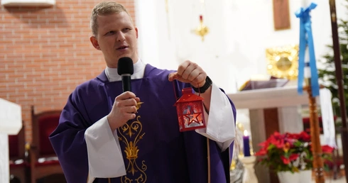 Betlejemskie Światło Pokoju. Gromadzi i zachęca, by nieść je dalej