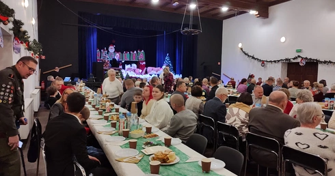 Caritas z kartami dla Łomnicy