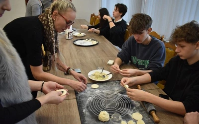 Warsztaty lepienia pierogów w Ulanowie.