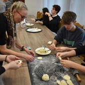 Warsztaty lepienia pierogów w Ulanowie.