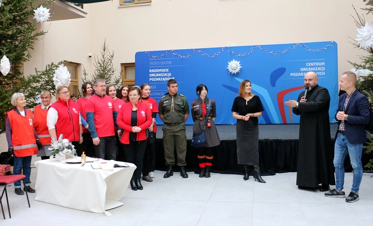 Ks. Damian Drabikowski i Marta Michalska-Wilk podziękowali wolontariuszom za zaangażowanie.