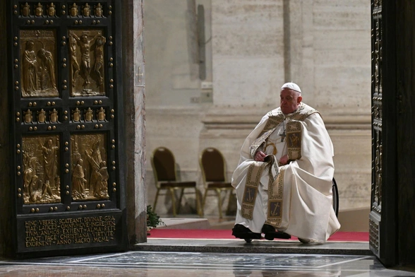 Franciszek w otwatych Drzwiach Świętych Bazyliki św. Piotra