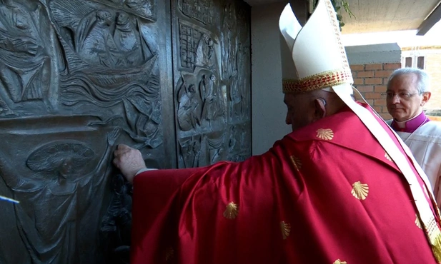 Papież otworzył Drzwi Święte w więzieniu. To pierwsze takie wydarzenie w historii