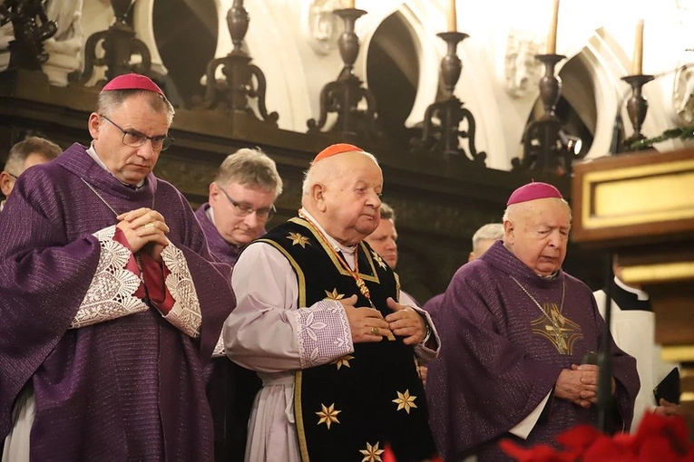 Msza św. żałobna przy trumnie ks. prof. Adama Kubisia