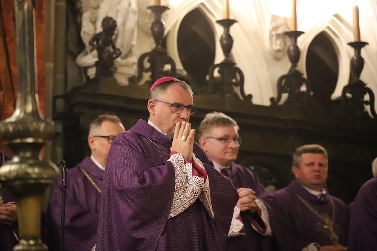 Msza św. żałobna przy trumnie ks. prof. Adama Kubisia