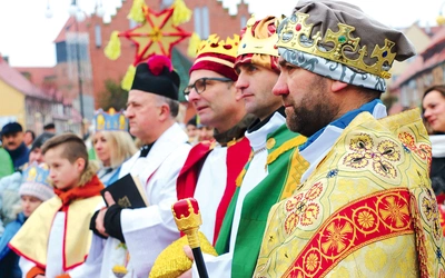 	Uliczne jasełka z roku na rok przyciągają coraz więcej uczestników.