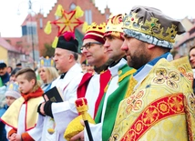 	Uliczne jasełka z roku na rok przyciągają coraz więcej uczestników.