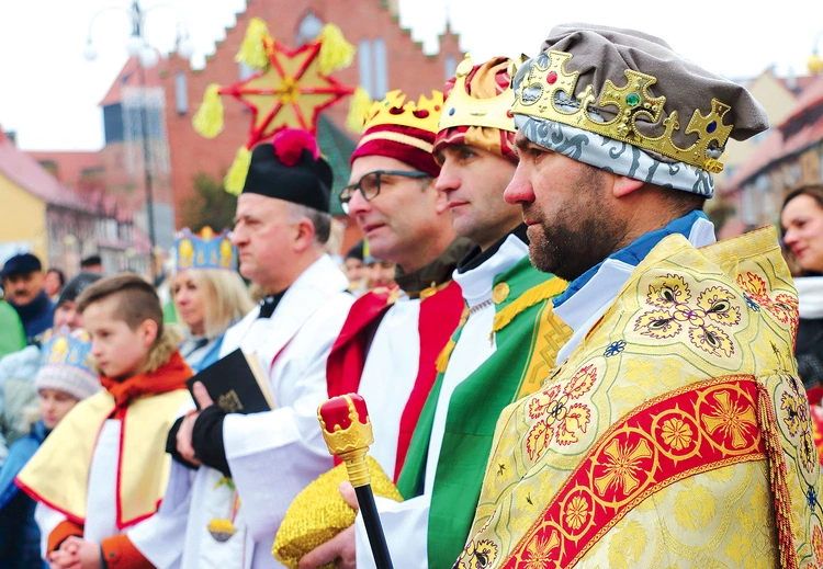 	Uliczne jasełka z roku na rok przyciągają coraz więcej uczestników.