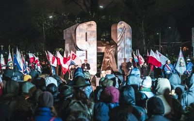 	Wiec zakończył się złożeniem wieńców przez parlamentarzystów, samorządowców, przedstawicieli służb mundurowych i uczniów pomorskich szkół.