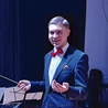	Mateusz zadbał o oprawę muzyczną.