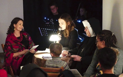 	Izabela Bąk (przy mikrofonie) i Beata Lewandowska (L) podczas spektaklu.