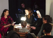 	Izabela Bąk (przy mikrofonie) i Beata Lewandowska (L) podczas spektaklu.