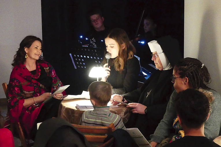 	Izabela Bąk (przy mikrofonie) i Beata Lewandowska (L) podczas spektaklu.