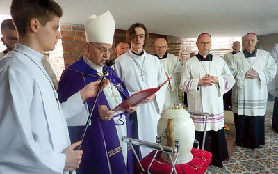 	Ceremonia pochówku w krypcie.