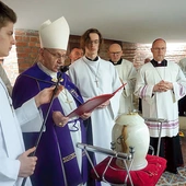 	Ceremonia pochówku w krypcie.