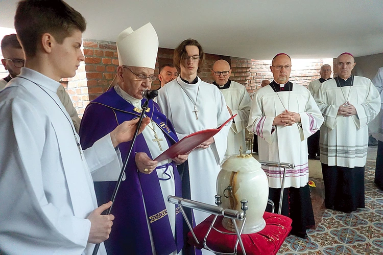 	Ceremonia pochówku w krypcie.