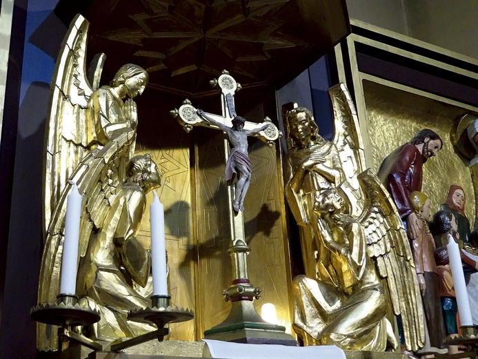 Adorujące anioły w tronie wystawienia.