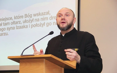 	Ks. Gąsiorowski wyjaśniał znaczenie biblijnych tekstów.