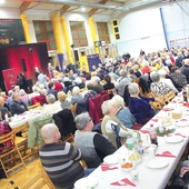 	Spotkanie bożonarodzeniowe w hali sportowej w Białogardzie.