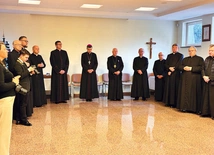 	Bp Wojciech Osial wraz z biskupem seniorem zasiedli do stołu z księżmi.
