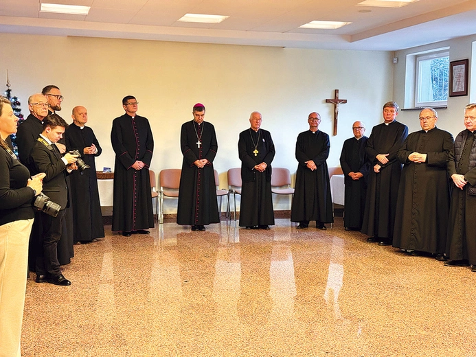 	Bp Wojciech Osial wraz z biskupem seniorem zasiedli do stołu z księżmi.