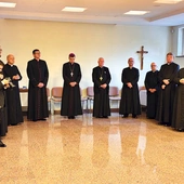 	Bp Wojciech Osial wraz z biskupem seniorem zasiedli do stołu z księżmi.