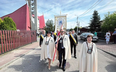 	Członkowie bractwa biorą aktywny udział w życiu parafii.