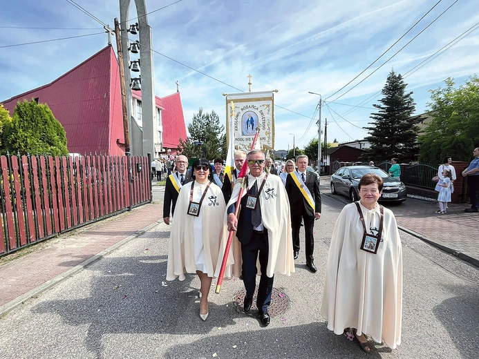 	Członkowie bractwa biorą aktywny udział w życiu parafii.