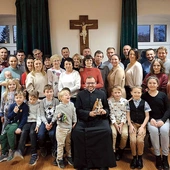 Duszpasterstwo Rodzin w Oleśnie podczas grudniowego spotkania wspólnotowego.