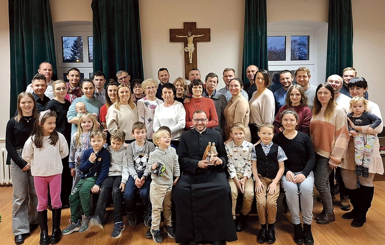 Duszpasterstwo Rodzin w Oleśnie podczas grudniowego spotkania wspólnotowego.
