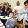 Dzielenie się opłatkiem.