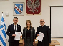 Dokument podpisali (od lewej) wójt Marcin Kozdrach, skarbnik Beata Lubecka-Zgiep i proboszcz ks. Ireneusz Chmura.