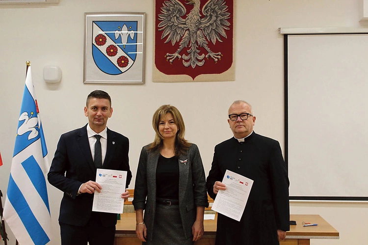 Dokument podpisali (od lewej) wójt Marcin Kozdrach, skarbnik Beata Lubecka-Zgiep i proboszcz ks. Ireneusz Chmura.