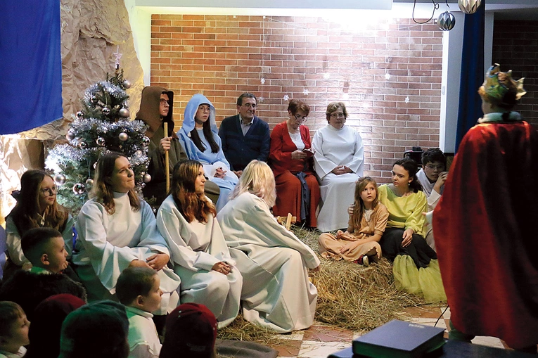 W spektaklu wystąpili dzieci, młodzież i seniorzy.